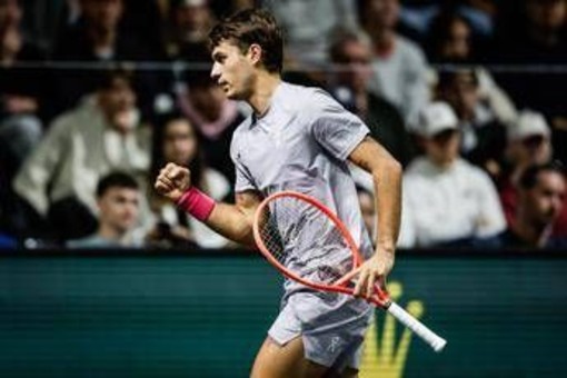 Cobolli, buona la prima a Parigi: azzurro batte Machac. Darderi eliminato