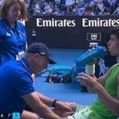 Australian Open, crampi per Alcaraz. E il medical time out fa infuriare Zverev Australian Open, crampi per Alcaraz. E il medical time out fa infuriare Zverev