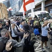 Migranti, nuove manifestazioni a Portsmouth: "L'immigrazione clandestina deve finire" Migranti, nuove manifestazioni a Portsmouth: "L'immigrazione clandestina deve finire"