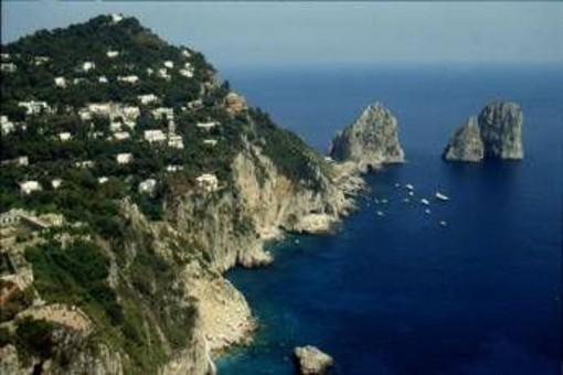 Capri, &quot;vietato disturbare i turisti&quot;: l'ordinanza del sindaco