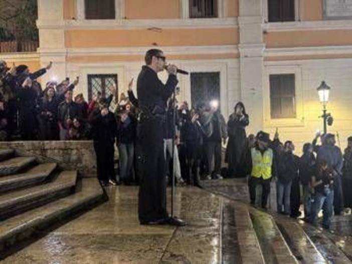 Achille Lauro infiamma Piazza di Spagna per l'anteprima del nuovo album - Video