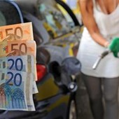 Carburanti, salgono ancora i prezzi di benzina e diesel: gasolio self a 1,941 euro al litro Carburanti, salgono ancora i prezzi di benzina e diesel: gasolio self a 1,941 euro al litro