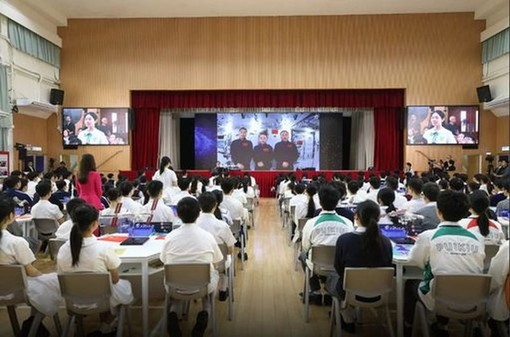 Cina, studenti a lezione di aerospazio con l’equipaggio della Shenzhou-23 Cina, studenti a lezione di aerospazio con l’equipaggio della Shenzhou-23