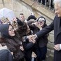 Mattarella a Praga, i ragazzi entusiasti lo salutano con l'Inno di Mameli