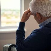La pensione non gli basta, a 74 anni torna a lavorare come fattorino