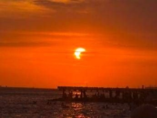 Eclissi parziale di sole, lo spettacolo al tramonto nei cieli d'Italia