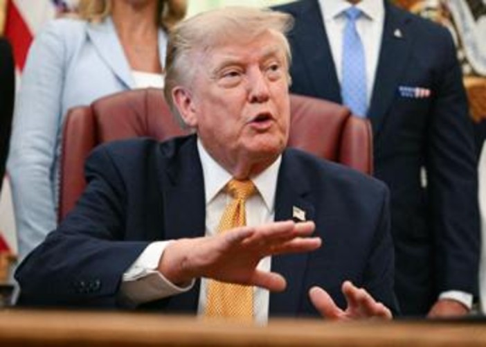 Trump all'Iran: "Ultima chance per un accordo". E rilancia la riapertura di Hormuz entro oggi