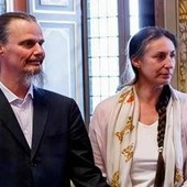 Famiglia nel bosco, bambini verso il ritorno a casa ma solo per poche ore