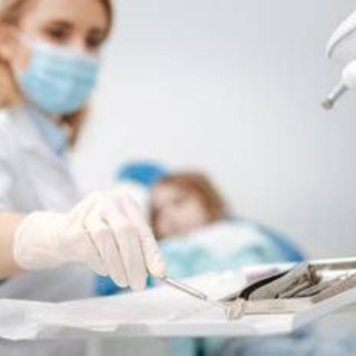 Parodontite, da staminali e gel bio ricrescita osso e gengive: così si tagliano i tempi per gli impianti dentali