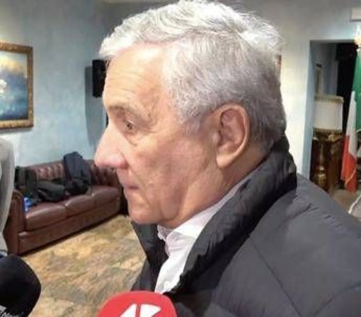 Studenti palestinesi arrivano a Ciampino, Tajani: "Aperto corridoio universitario per formare loro futura classe dirigente" Studenti palestinesi arrivano a Ciampino, Tajani: "Aperto corridoio universitario per formare loro futura classe dirigente"