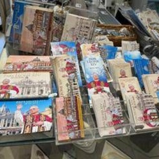 Papa Leone XIV, in via della Conciliazione spuntano i primi souvenir
