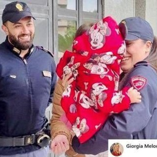 Poliziotti scortano papà che porta figlia in ospedale. Meloni: "Eroi!" Poliziotti scortano papà che porta figlia in ospedale. Meloni: "Eroi!"