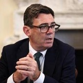 Premier League, Burnham chiede il ritorno degli alcolici sugli spalti Premier League, Burnham chiede il ritorno degli alcolici sugli spalti