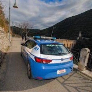 Spoleto, donna trovata morta in casa. Marito sul ponte minaccia il suicidio: &quot;L'ho uccisa&quot;