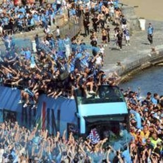 Scudetto del Napoli, festa sul lungomare: bus sfilano tra migliaia di tifosi