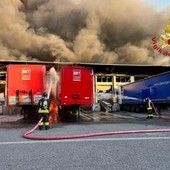 Milano, incendio in un capannone Bartolini e esplodono camion: città 'avvolta' dal fumo Milano, incendio in un capannone Bartolini e esplodono camion: città 'avvolta' dal fumo