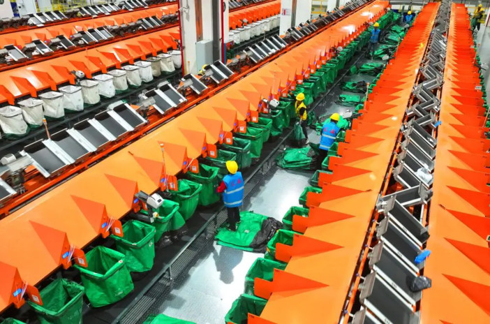 Cina, il settore delle consegne express supera i 180 miliardi di pacchi all’anno