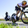 Evenepoel domina la crono al Tour, Pogacar in maglia gialla