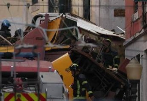 Strage di turisti a Lisbona nello schianto della funicolare, lutto nazionale in Portogallo