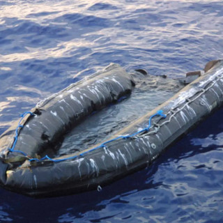 Barca con migranti si ribalta a Lampedusa, ci sono vittime