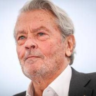 Alain Delon, il figlio minore avvia un'azione legale per annullare il testamento dell'attore