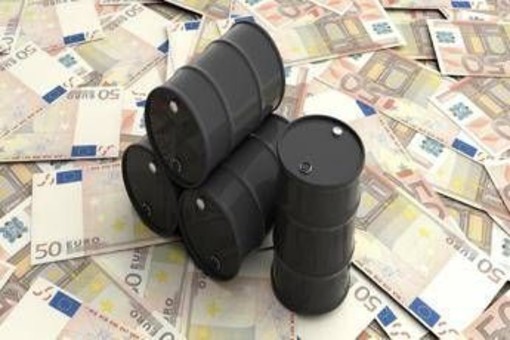 Prezzi petrolio in calo, Brent scende a 87,69 dollari: quanto costano benzina e diesel oggi