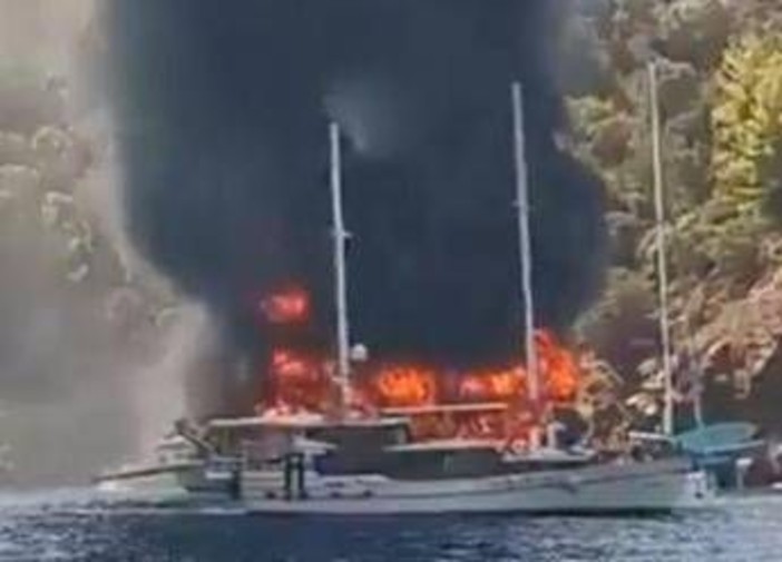 Turchia, incendio a bordo di una nave turistica: oltre cento passeggeri evacuati Turchia, incendio a bordo di una nave turistica: oltre cento passeggeri evacuati