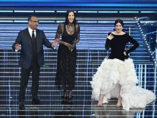 Sanremo, Irina Shayk illumina l'Ariston: "Carlo sono qui per te" Sanremo, Irina Shayk illumina l'Ariston: "Carlo sono qui per te"
