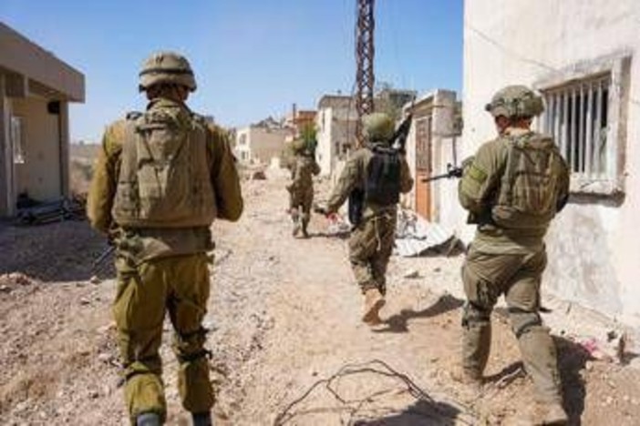 Idf marchia con numeri in fronte i palestinesi fermati in Cisgiordania Idf marchia con numeri in fronte i palestinesi fermati in Cisgiordania