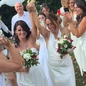 Francesca Vecchioni sposa la compagna Sara: la 'benedizione' ironica del padre Roberto Francesca Vecchioni sposa la compagna Sara: la 'benedizione' ironica del padre Roberto