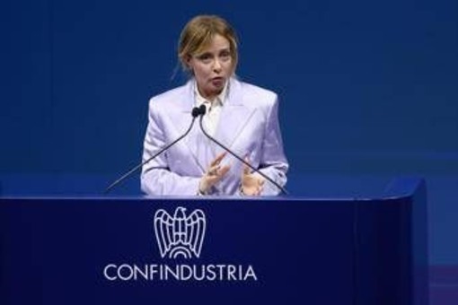 Meloni cita Virgilio all'assemblea di Confindustria: "Così si sale alle stelle" Meloni cita Virgilio all'assemblea di Confindustria: "Così si sale alle stelle"
