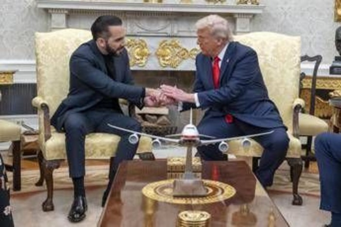 Trump, la nuova idea: &quot;Criminali americani in carcere a El Salvador&quot;