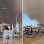 Incendio in pineta, fiamme lambiscono le spiagge di Baia Domizia: bagnanti in fuga - Video