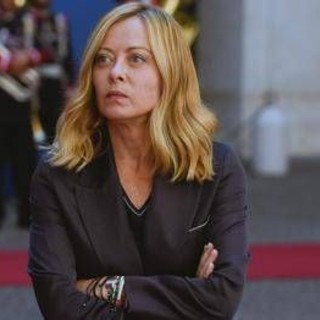 Meloni sul palco di Fenix: &quot;Non siete Gioventù meloniana, ragionate con la vostra testa&quot;