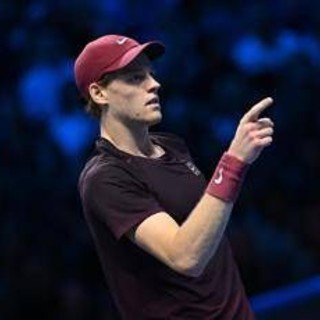 Sinner, mini 'mistero' a Seul: entra in campo in ritardo. Poi fa giocare un bambino con Alcaraz