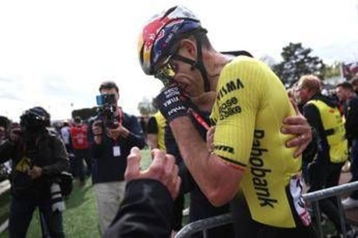 Van Aert vince la Parigi-Roubaix davanti a Pogacar Van Aert vince la Parigi-Roubaix davanti a Pogacar