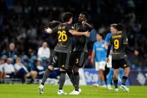 Contatto Beukema-Balerdi sul gol del 3-3, proteste in Napoli-Roma Contatto Beukema-Balerdi sul gol del 3-3, proteste in Napoli-Roma