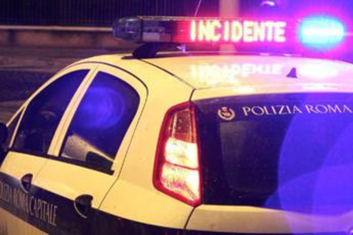 Incidente a Roma, auto travolge pedone: morto 47enne