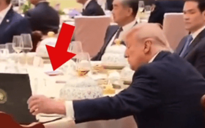 Trump apre il taccuino di Xi al banchetto di Stato, la 'sbirciatina' diventa virale Trump apre il taccuino di Xi al banchetto di Stato, la 'sbirciatina' diventa virale