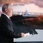 Ucraina-Russia, Putin: "C'è possibilità di accordo per stop guerra ma minacce ad aerei civili ostacolano la pace" Ucraina-Russia, Putin: "C'è possibilità di accordo per stop guerra ma minacce ad aerei civili ostacolano la pace"