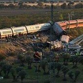 Disastro ferroviario in Spagna, il lutto e le indagini: "Via libera al treno nonostante convoglio fermo sui binari" Disastro ferroviario in Spagna, il lutto e le indagini: "Via libera al treno nonostante convoglio fermo sui binari"