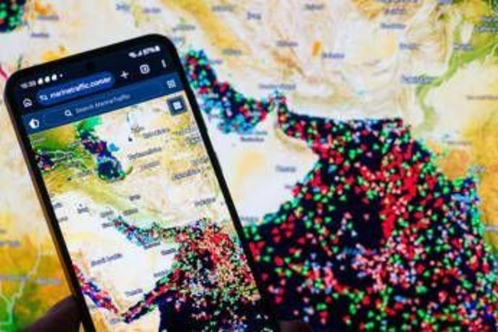 Iran, Hormuz riapre ma restano tensioni. Trump: "Negozieremo durante il fine settimana"