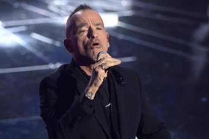 Eros Ramazzotti, è giallo sul duetto top secret nel nuovo album Eros Ramazzotti, è giallo sul duetto top secret nel nuovo album