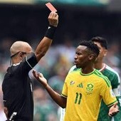 Messico-Sudafrica, piovono rossi: tre espulsi, caos ai Mondiali Messico-Sudafrica, piovono rossi: tre espulsi, caos ai Mondiali