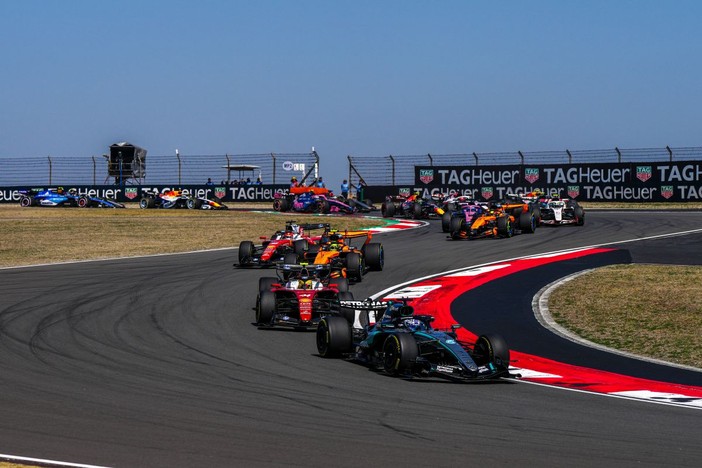 Russell vince la sprint race in Cina davanti a Leclerc e Hamilton