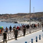 Ceuta, ancora 2500 migranti in città. Marocco: "Avevamo avvertito Spagna". Madrid: "Falso" Ceuta, ancora 2500 migranti in città. Marocco: "Avevamo avvertito Spagna". Madrid: "Falso"