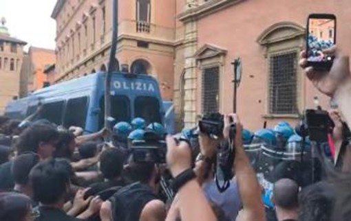 Morto ammanettato a Bologna, coro "assassini" e tensioni tra agenti e corteo: polizia usa idranti e lacrimogeni Morto ammanettato a Bologna, coro "assassini" e tensioni tra agenti e corteo: polizia usa idranti e lacrimogeni