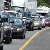 Prove generali di esodo estivo, traffico sulle strade nel weekend: scatta il bollino rosso