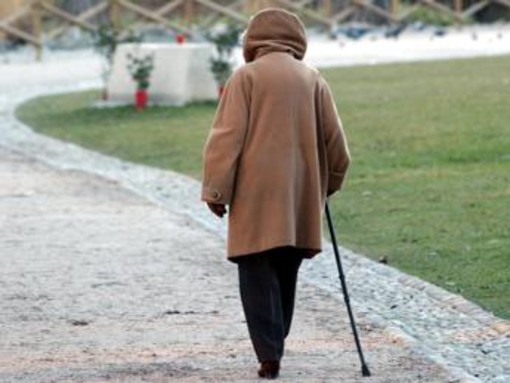 Ruba 115mila sterline, per restiuirle deve... vendere casa: la storia di una bisnonna