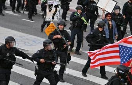 Usa, coprifuoco a Los Angeles. Trump: &quot;Manifestanti sono animali, pagati da qualcuno&quot;